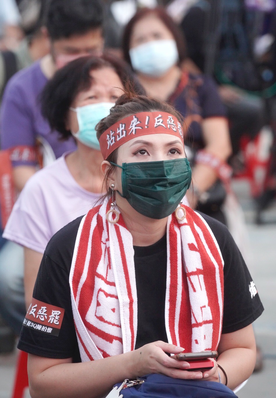 現場民眾緊盯開票情況。 圖:張良一/攝 現場民眾緊盯開票情況。 圖:張良一/攝