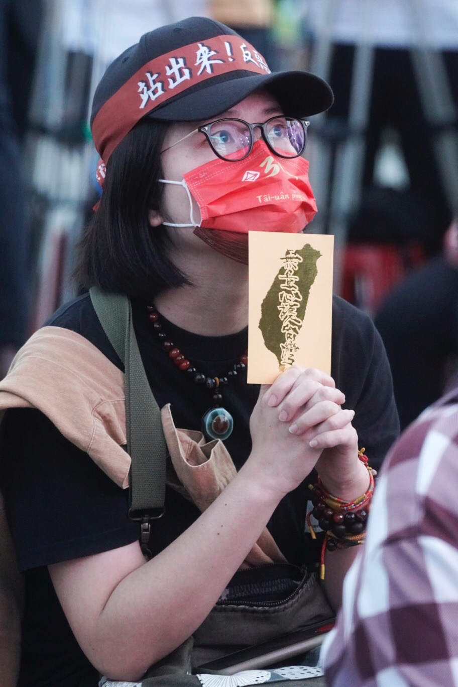 民眾頭上綁著「站出來,反惡霸」布條。 圖:張良一/攝 民眾頭上綁著「站出來,反惡霸」布條。 圖:張良一/攝