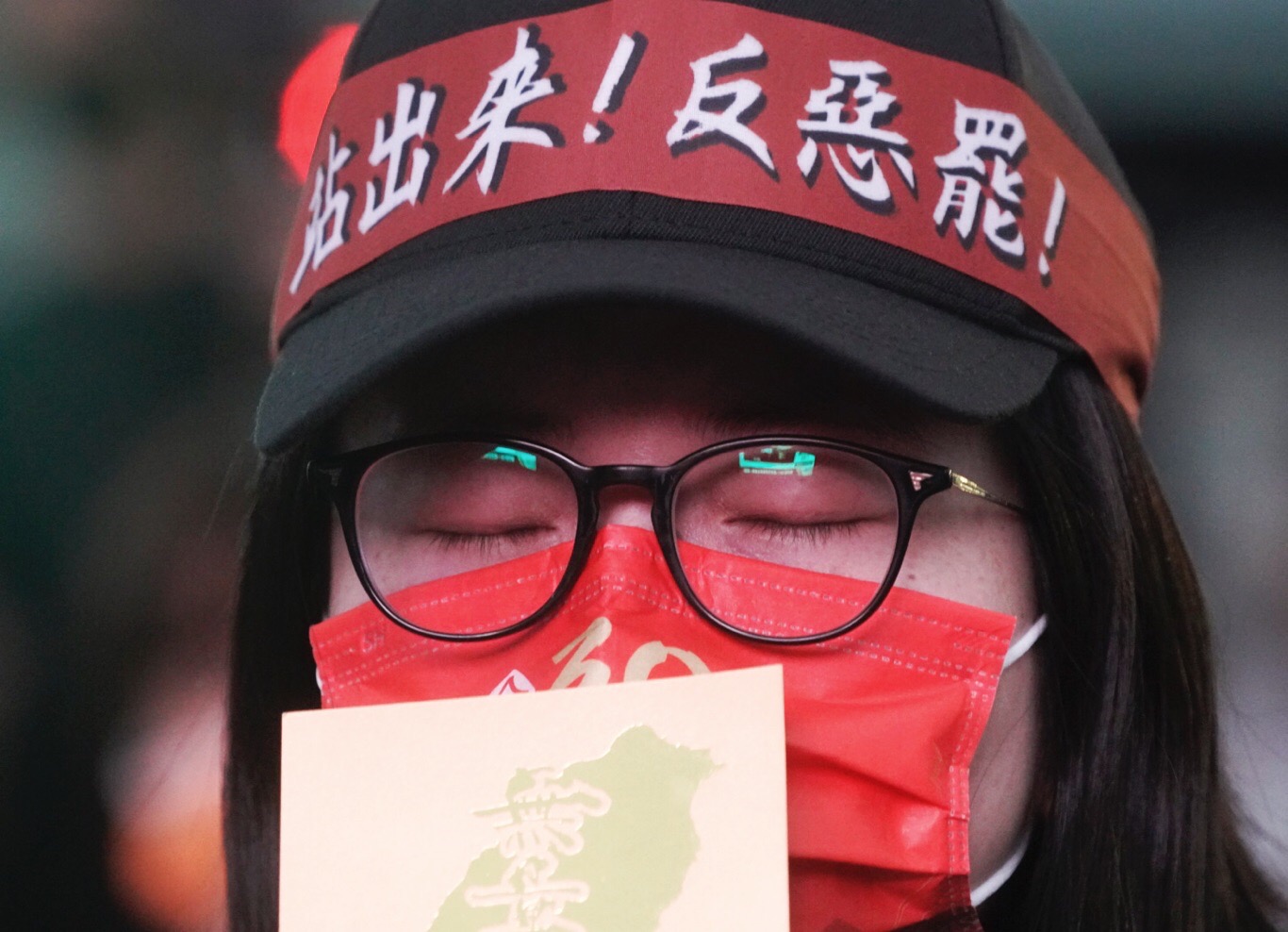 現場民眾手持文宣。 圖:張良一/攝 現場民眾手持文宣。 圖:張良一/攝