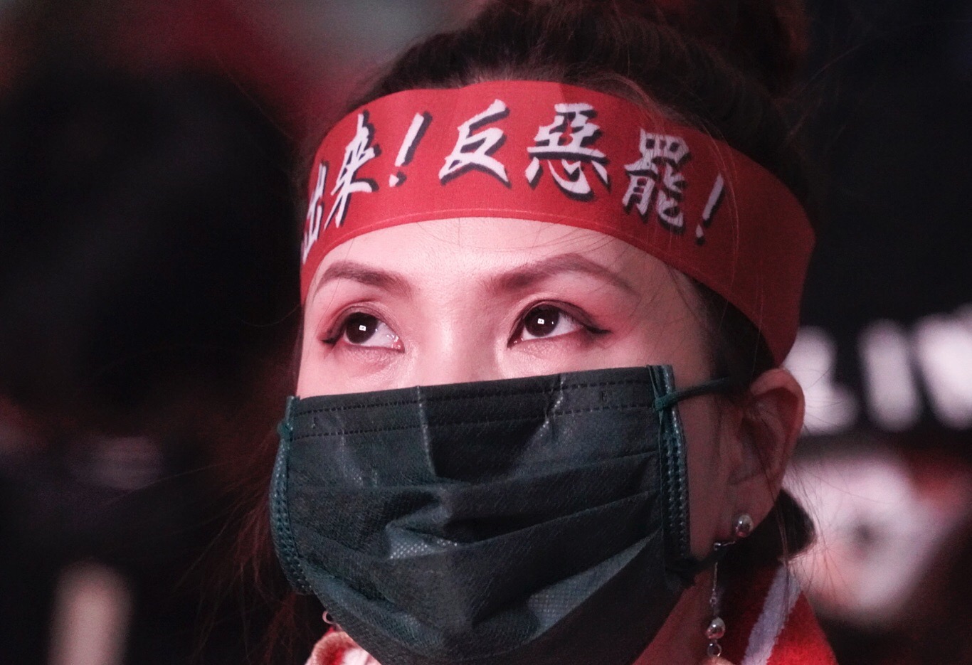 有支持者關注現場開票情況。 圖:張良一/攝 有支持者關注現場開票情況。 圖:張良一/攝