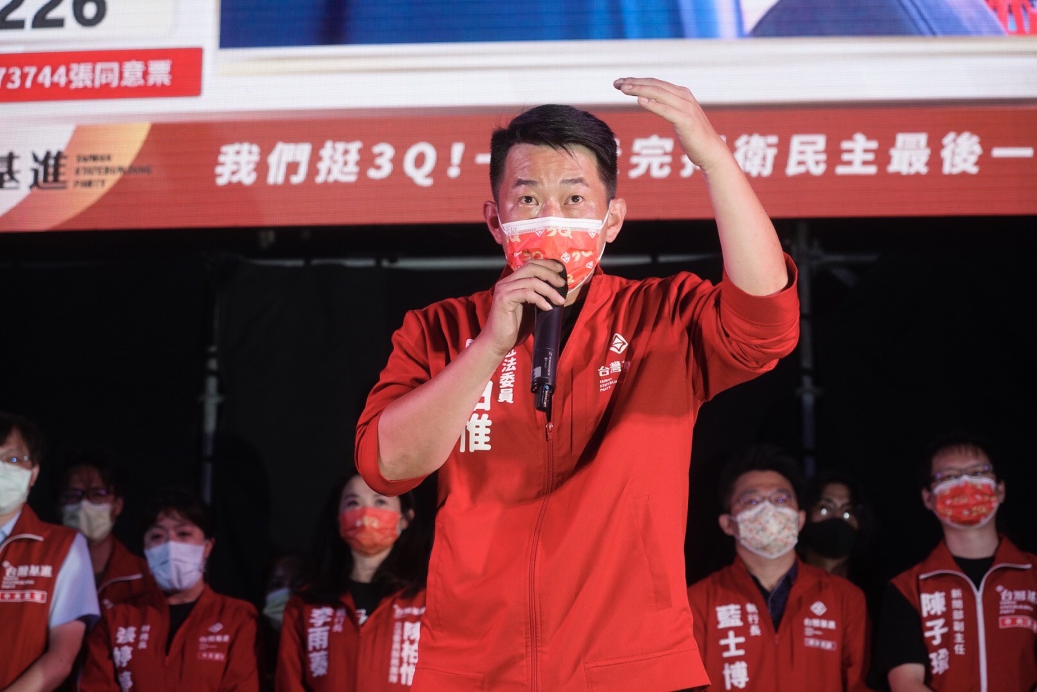 陳柏惟也在宣布罷免通過後,表示未來繼續支持台灣。 圖:張良一/攝 陳柏惟也在宣布罷免通過後,表示未來繼續支持台灣。 圖:張良一/攝