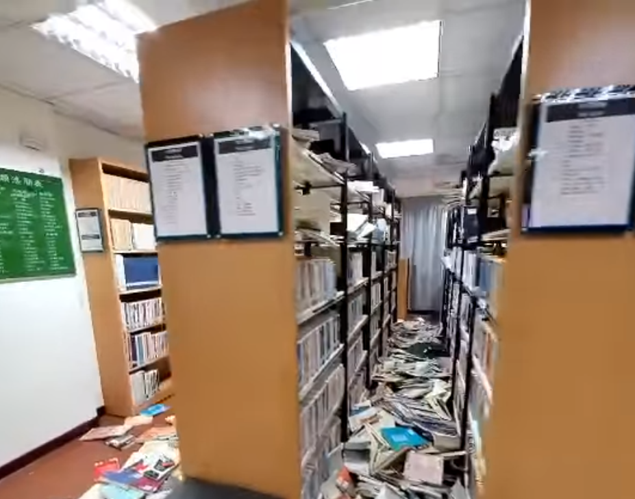強震過後,新莊圖書館的書籍掉滿地。 圖: 翻攝自記者爆料網-公開版臉書 強震過後,新莊圖書館的書籍掉滿地。 圖: 翻攝自記者爆料網-公開版臉書