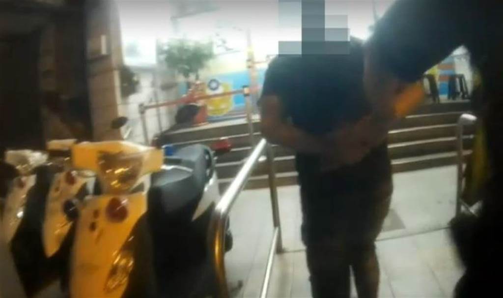 周姓男子對勸導戴口罩的超商店員施暴,遭警方逮捕。 圖:警方提供 周姓男子對勸導戴口罩的超商店員施暴,遭警方逮捕。 圖:警方提供