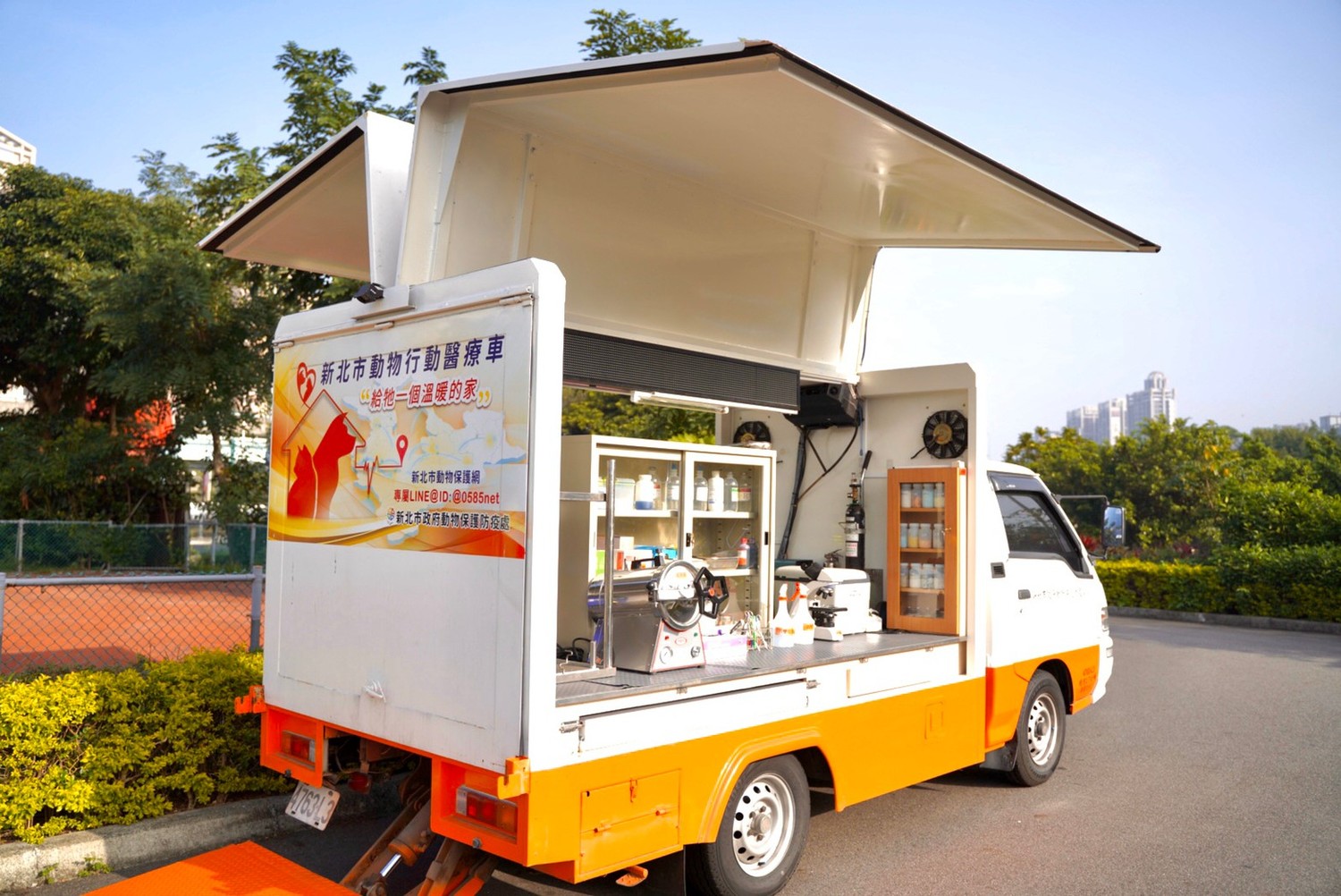 「動物行動醫療車」兩側門可以展開如海鷗翅膀。 圖:新北市動保處提供 「動物行動醫療車」兩側門可以展開如海鷗翅膀。 圖:新北市動保處提供