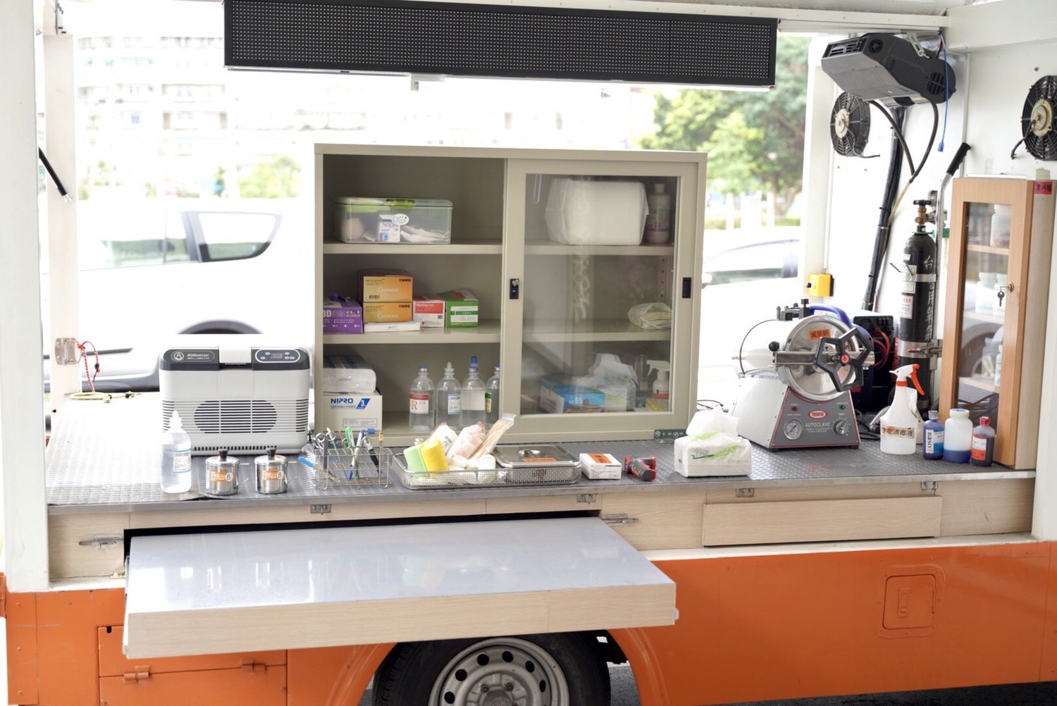 「動物行動醫療車」醫療用品設備,布置成一個動物診療間。 圖:新北市動保處提供 「動物行動醫療車」醫療用品設備,布置成一個動物診療間。 圖:新北市動保處提供