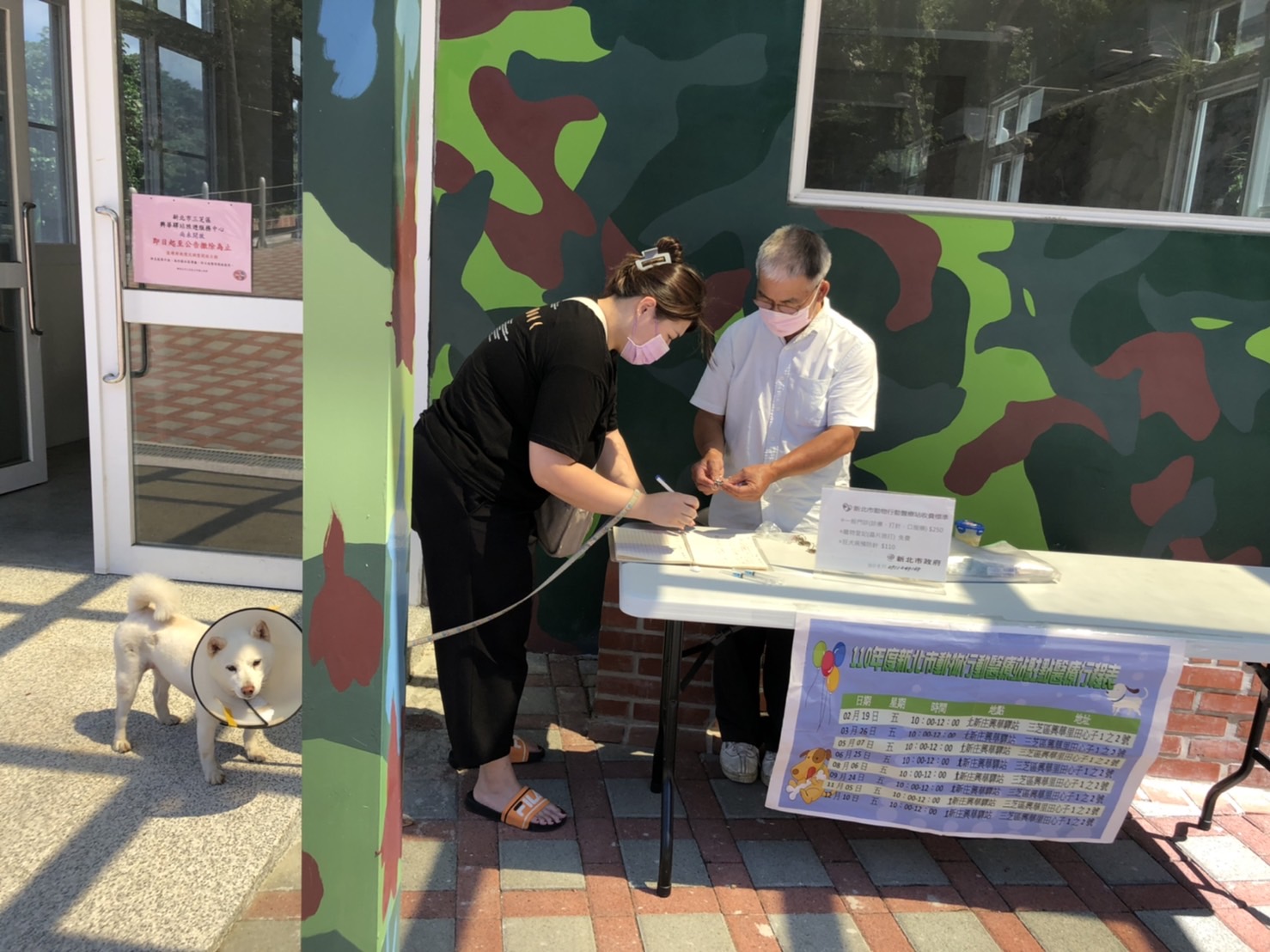 黃佳重獸醫師囑咐飼主平日如何照護及定期施打預防針。 圖:新北市動保處提供 黃佳重獸醫師囑咐飼主平日如何照護及定期施打預防針。 圖:新北市動保處提供