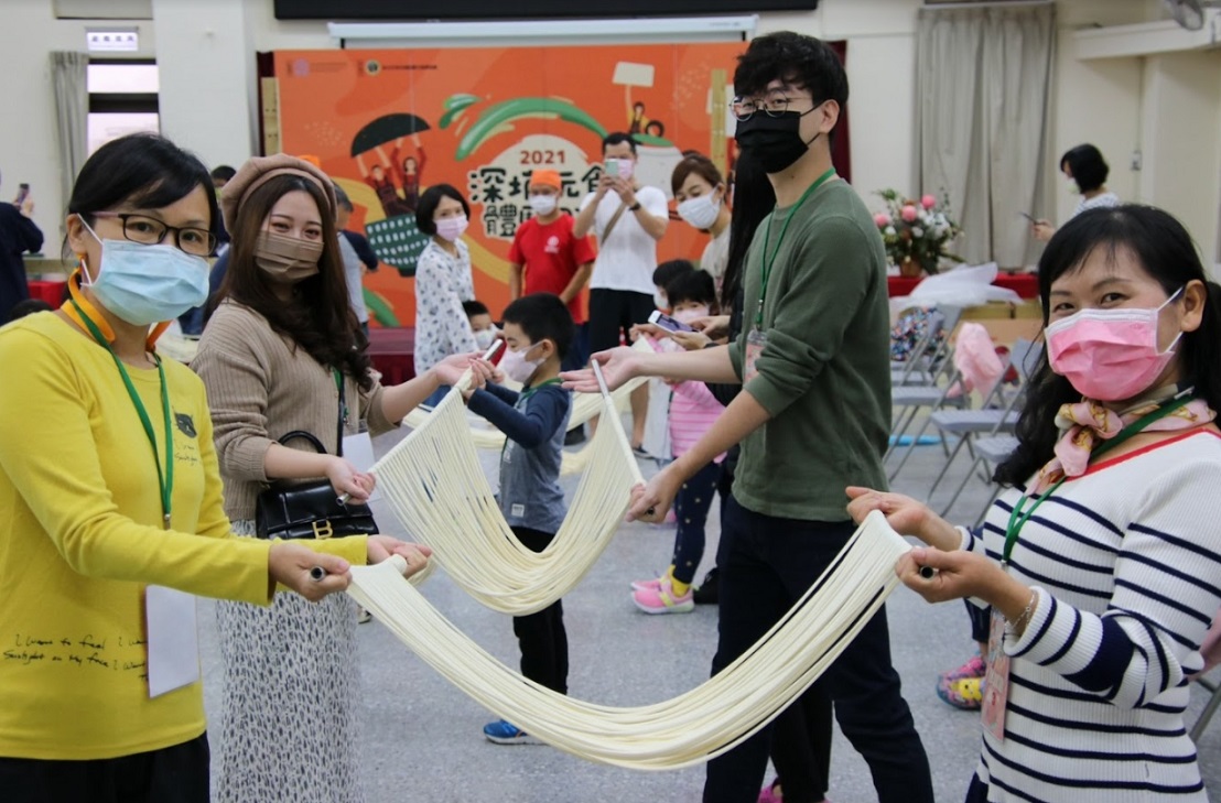 深坑商圈推出手作麵線體驗活動。 圖:新北市經發局提供 深坑商圈推出手作麵線體驗活動。 圖:新北市經發局提供