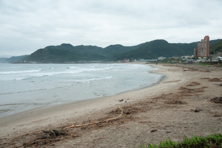 淨灘後的乾淨海灘。 圖:新北市環保局提供 淨灘後的乾淨海灘。 圖:新北市環保局提供