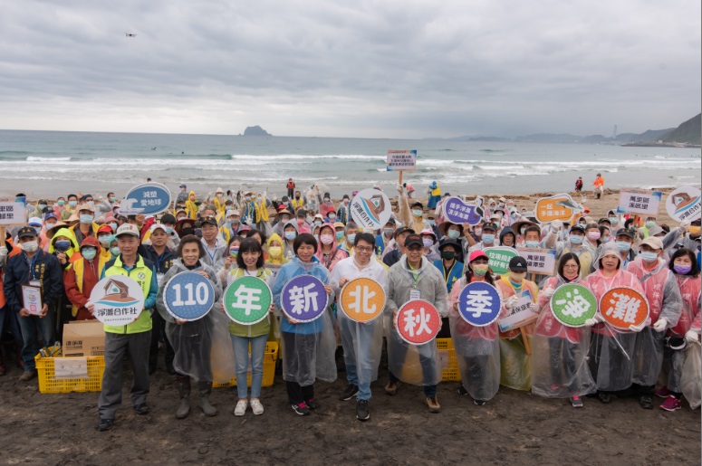 今日活動包含萬里區公所及在地里民、汐止區禮門里、交通部觀光局北海岸及觀音山國家風景區管理處、海巡署第二岸巡隊及台灣環保協會等共襄盛舉,一起挽起衣袖清理海洋廢棄物。 圖:新北市環保局提供 今日活動包含萬里區公所及在地里民、汐止區禮門里、交通部觀光局北海岸及觀音山國家風景區管理處、海巡署第二岸巡隊及台灣環保協會等共襄盛舉,一起挽起衣袖清理海洋廢棄物。 圖:新北市環保局提供