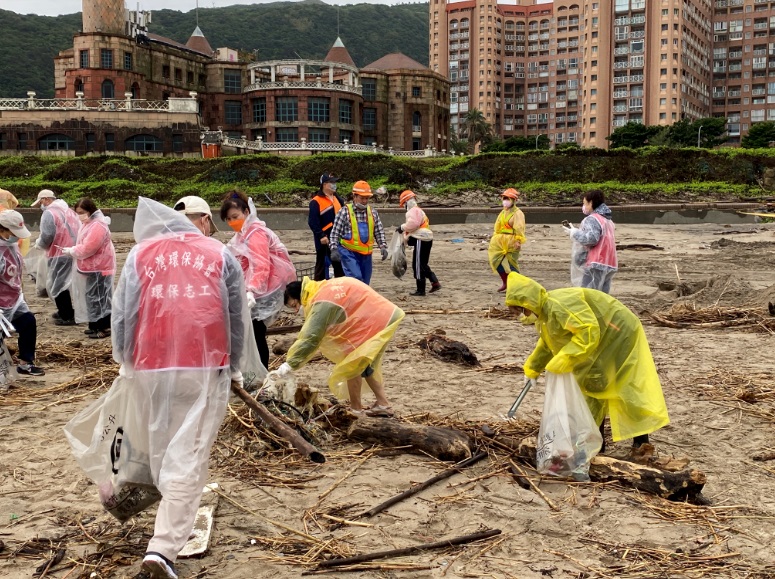 環保局舉辦「110年度新北市秋季聯合淨灘」活動共號召300人清理海灘廢棄物。 圖:新北市環保局提供 環保局舉辦「110年度新北市秋季聯合淨灘」活動共號召300人清理海灘廢棄物。 圖:新北市環保局提供