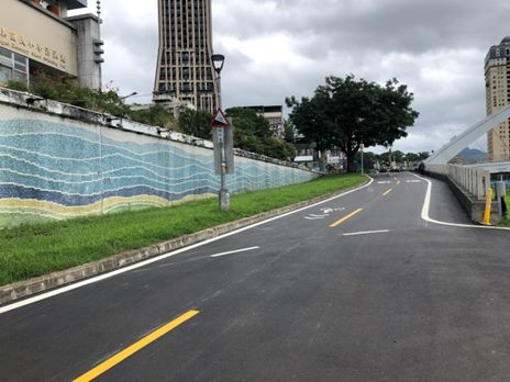 景美河濱公園自行車道拓寬,原坡陡彎急之路段調整其坡道斜率。 圖:台北水利處/提供 景美河濱公園自行車道拓寬,原坡陡彎急之路段調整其坡道斜率。 圖:台北水利處/提供