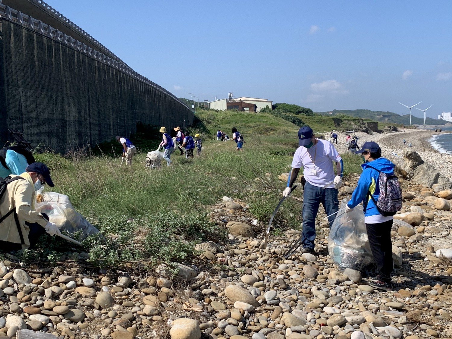 大南灣巡守隊辦理淨灘活。 圖:新北市環保局提供 大南灣巡守隊辦理淨灘活。 圖:新北市環保局提供
