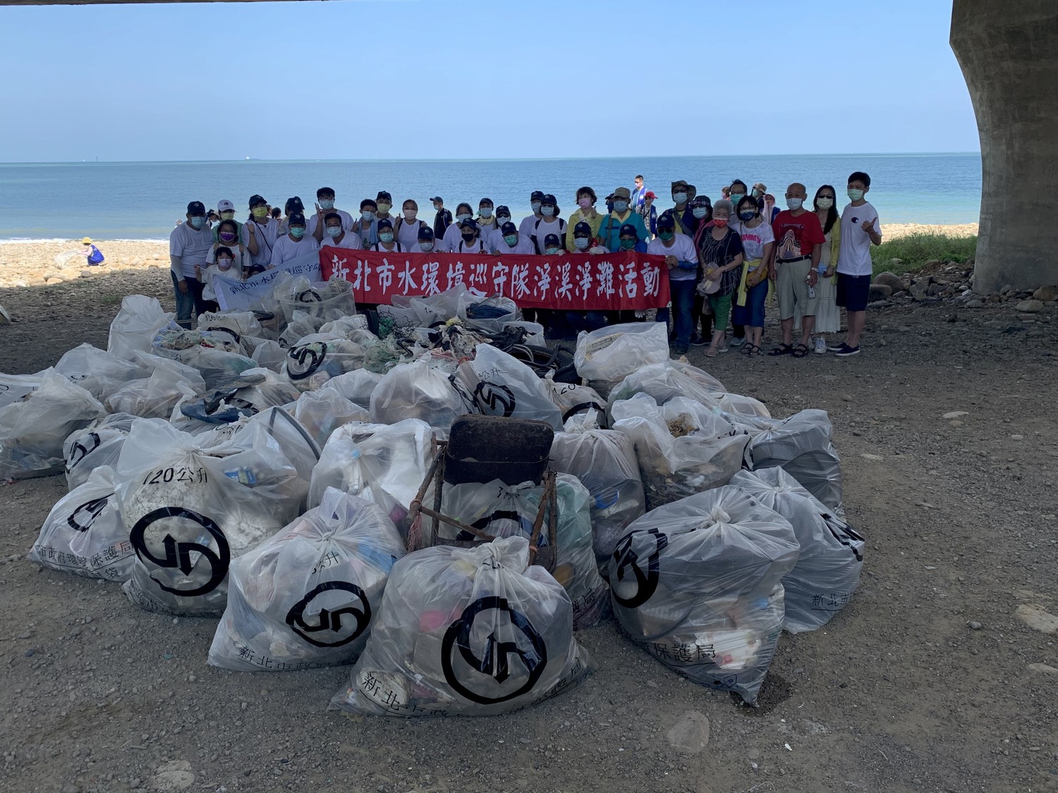 大南灣巡守隊辦理淨灘活動。 圖:新北市環保局提供 大南灣巡守隊辦理淨灘活動。 圖:新北市環保局提供
