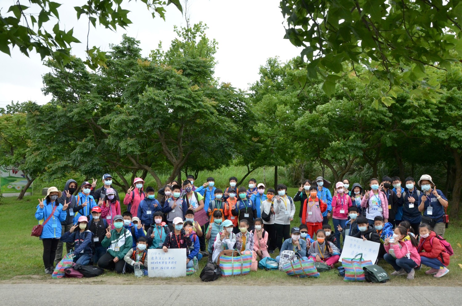 鹿角溪溼地小小水環境巡守隊五區環境監測前的大合照。 圖:新北市環保局提供 鹿角溪溼地小小水環境巡守隊五區環境監測前的大合照。 圖:新北市環保局提供