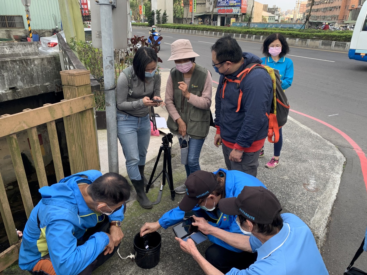 新莊巡守隊十八份坑溪水質檢測情形。 圖:新北市環保局提供 新莊巡守隊十八份坑溪水質檢測情形。 圖:新北市環保局提供