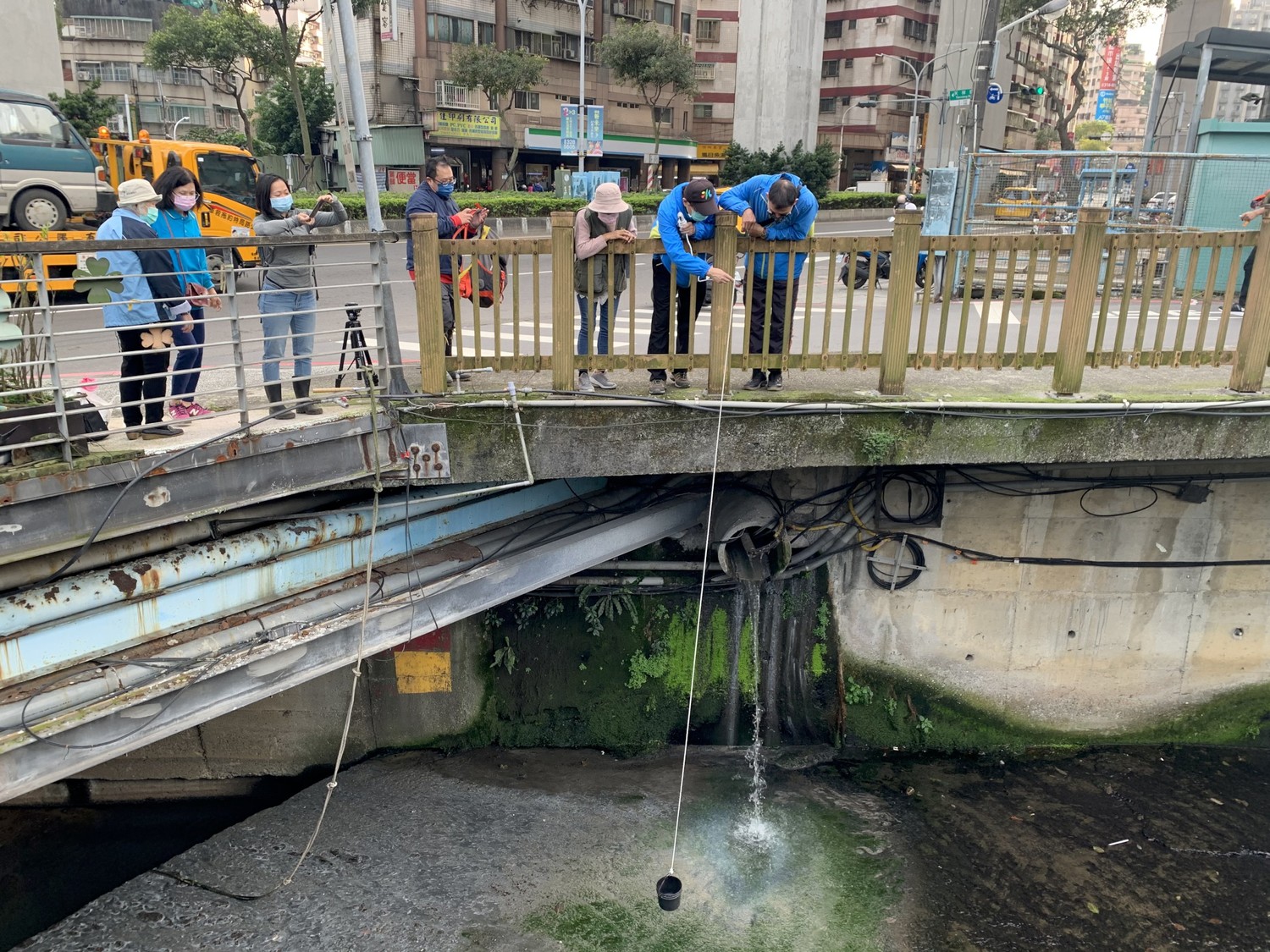 新莊巡守隊水質檢測採水情形。 圖:新北市環保局提供 新莊巡守隊水質檢測採水情形。 圖:新北市環保局提供