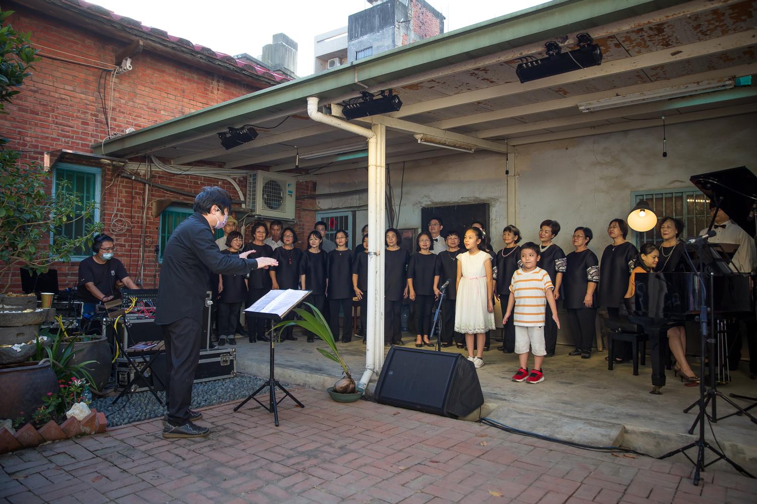 郭芝苑故居音樂會,在阮文池指揮下郭芝苑合唱團演唱台語兒童三首歌曲〈 秀才騎馬〉、〈凸鼠 〉〈雷公歹聲嗽 〉。 圖:文化總會/提供 郭芝苑故居音樂會,在阮文池指揮下郭芝苑合唱團演唱台語兒童三首歌曲〈 秀才騎馬〉、〈凸鼠 〉〈雷公歹聲嗽 〉。 圖:文化總會/提供
