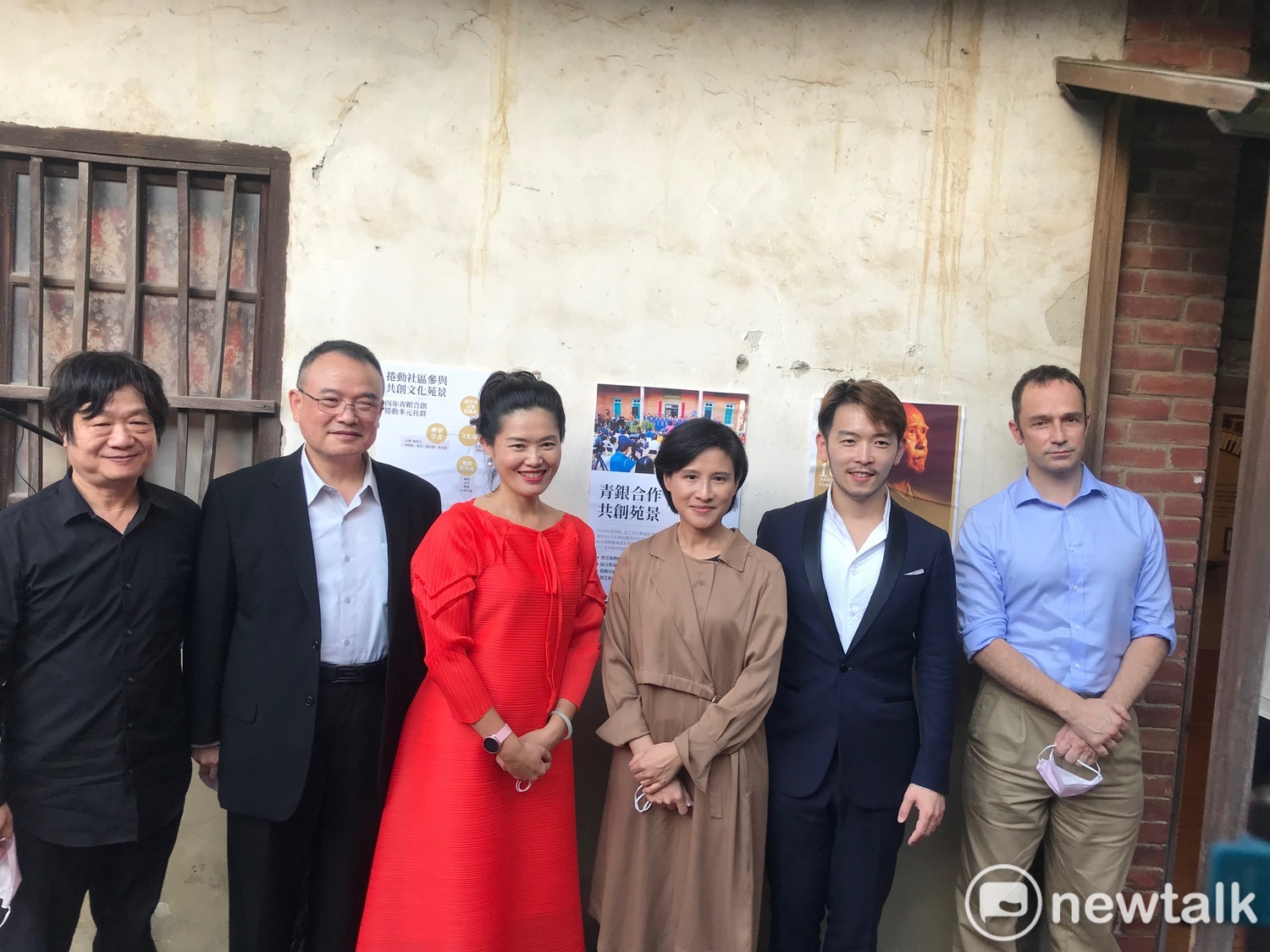 郭芝苑故居音樂會,郭芝苑室內合唱指揮阮文池(左一)、文化部政次蕭宗煌(左二)、女高音黃莉錦、文總副會長鄭麗君、鋼琴家嚴俊傑(右二)以及法國管風琴家菲德利克・里瓦爾(Frédéric Rivoal)(右一)合影。 圖:朱蒲青/攝 郭芝苑故居音樂會,郭芝苑室內合唱指揮阮文池(左一)、文化部政次蕭宗煌(左二)、女高音黃莉錦、文總副會長鄭麗君、鋼琴家嚴俊傑(右二)以及法國管風琴家菲德利克・里瓦爾(Frédéric Rivoal)(右一)合影。 圖:朱蒲青/攝