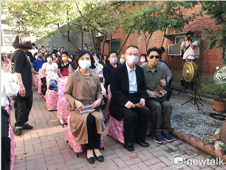 郭芝苑故居音樂會,文總副會長鄭麗君(第一排左一)、文化部政次蕭宗煌(左二)、傳藝中心副主任鄒求強(右一)出席這場盛會。 圖:朱蒲青/攝 郭芝苑故居音樂會,文總副會長鄭麗君(第一排左一)、文化部政次蕭宗煌(左二)、傳藝中心副主任鄒求強(右一)出席這場盛會。 圖:朱蒲青/攝