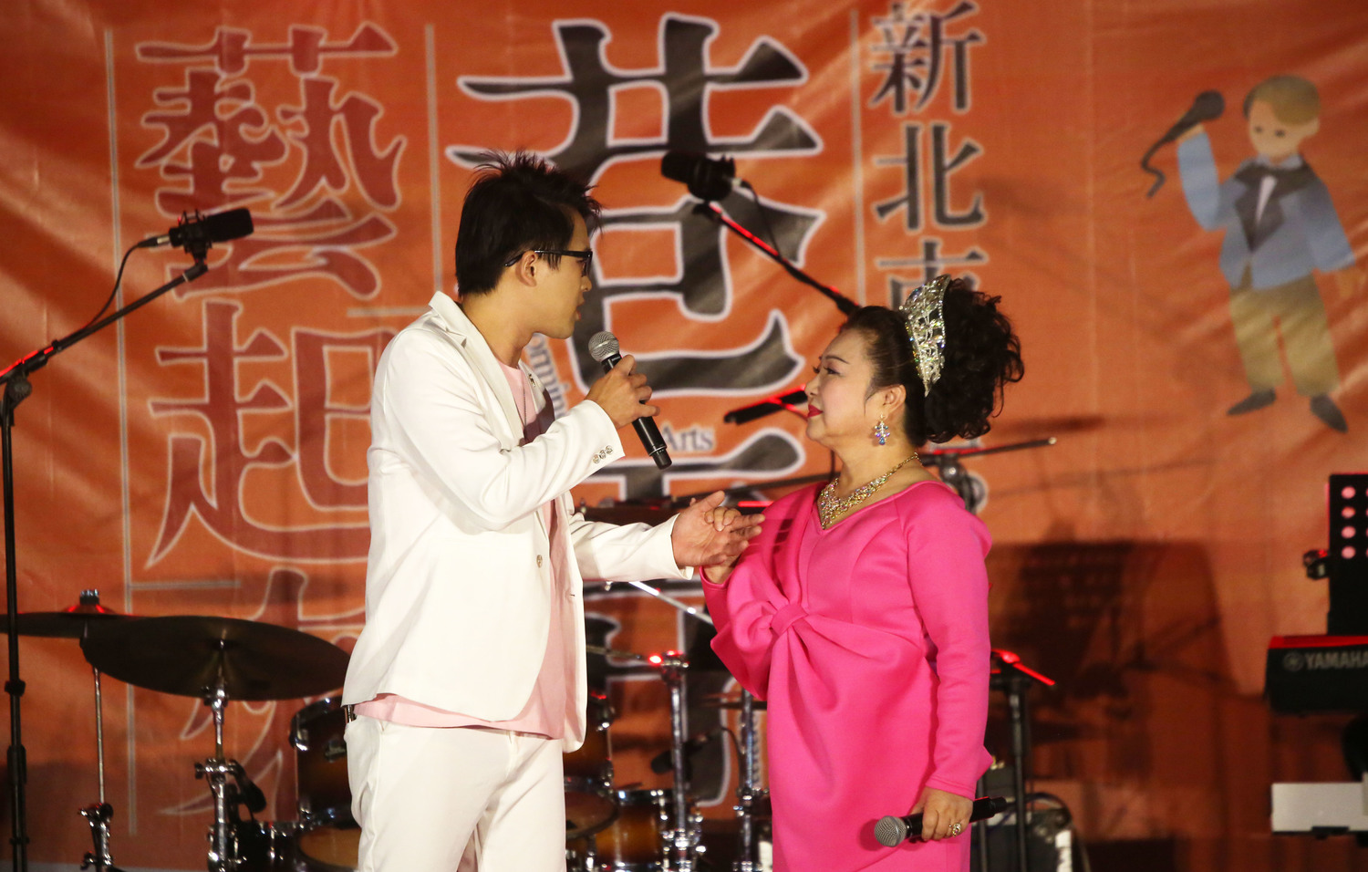 「110新北巷弄藝起來」林口經典臺語演唱會,白冰冰(右)與陳思瑋(左)合唱「宿命」,以示提攜後進之意。 圖:新北市文化局提供 「110新北巷弄藝起來」林口經典臺語演唱會,白冰冰(右)與陳思瑋(左)合唱「宿命」,以示提攜後進之意。 圖:新北市文化局提供