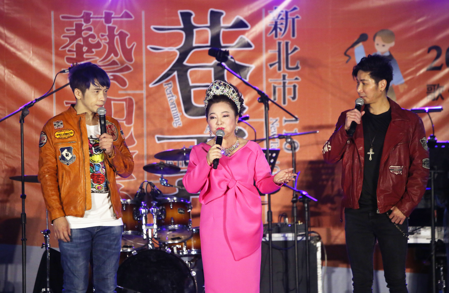 「110新北巷弄藝起來」林口經典臺語演唱會,首度邀請到在地的綜藝天后白冰冰(中),帶領旗下藝人「台一線」精采演出。 圖:新北市文化局提供 「110新北巷弄藝起來」林口經典臺語演唱會,首度邀請到在地的綜藝天后白冰冰(中),帶領旗下藝人「台一線」精采演出。 圖:新北市文化局提供