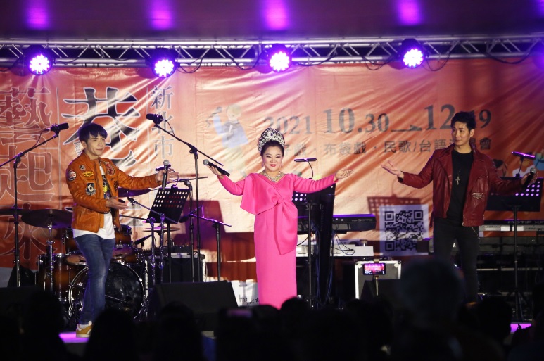 「110新北巷弄藝起來」林口經典臺語演唱會,由在地綜藝天后白冰冰(中),及旗下藝人「台一線」揭開表演序幕。 圖:新北市文化局提供 「110新北巷弄藝起來」林口經典臺語演唱會,由在地綜藝天后白冰冰(中),及旗下藝人「台一線」揭開表演序幕。 圖:新北市文化局提供