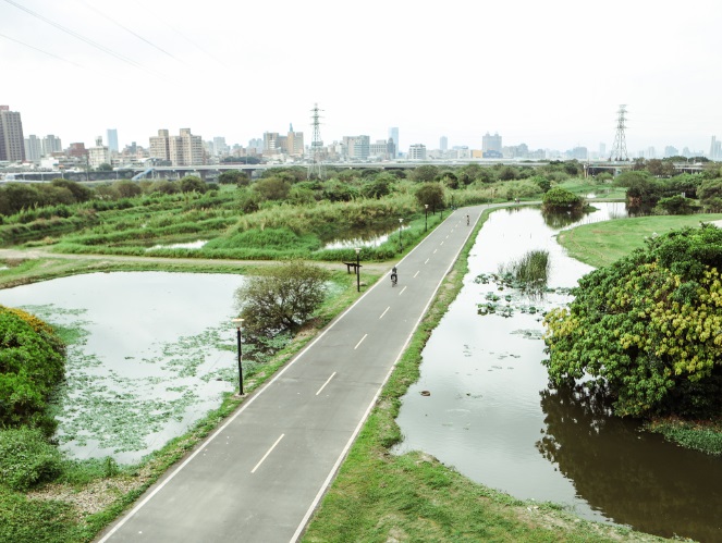 騎行濕地,欣賞新海二期人工濕地美景。 圖:新北市水利局提供 騎行濕地,欣賞新海二期人工濕地美景。 圖:新北市水利局提供