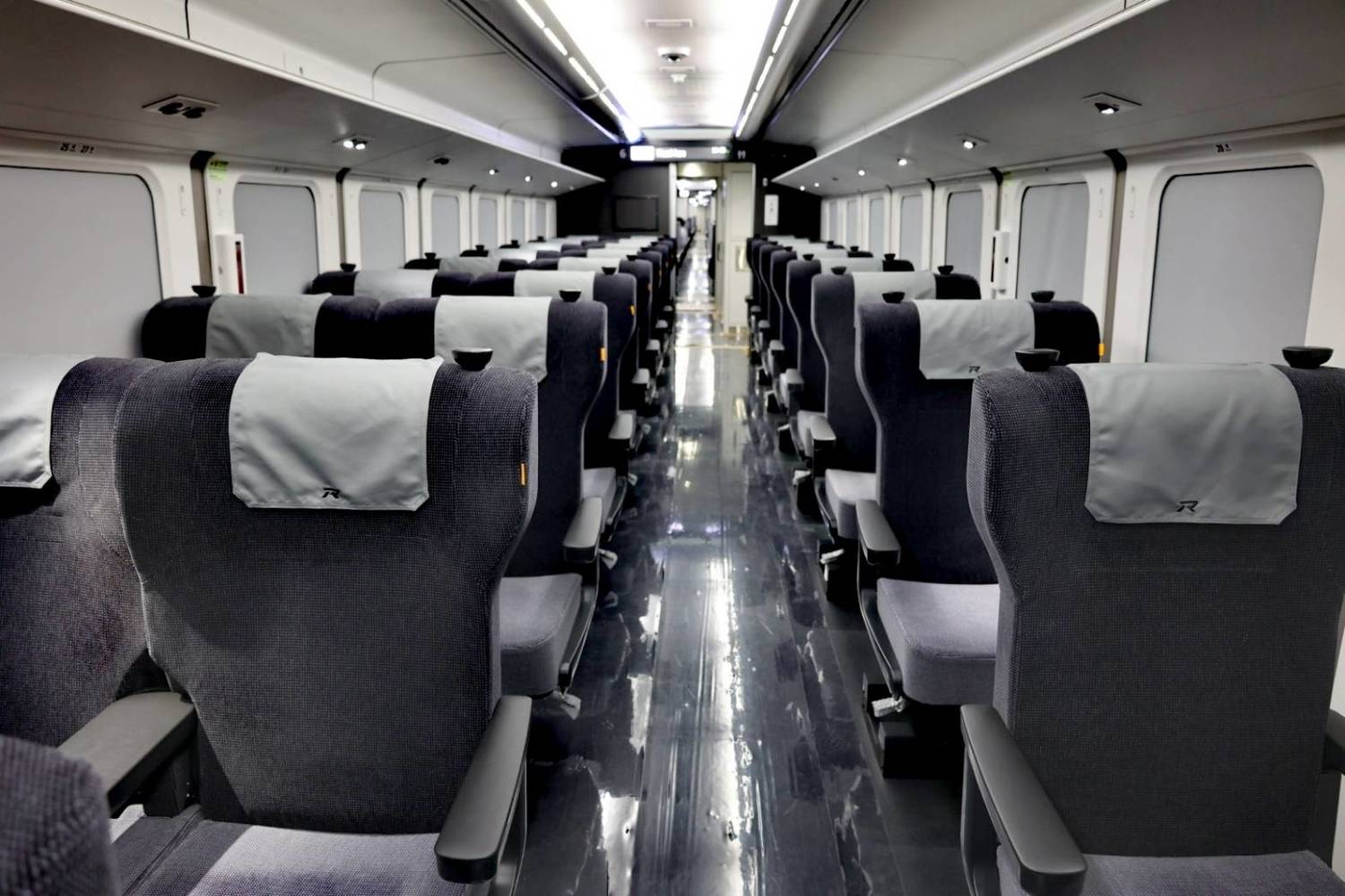 EMU3000型列車商務艙「騰雲座艙」內裝。 圖:台鐵/提供 EMU3000型列車商務艙「騰雲座艙」內裝。 圖:台鐵/提供