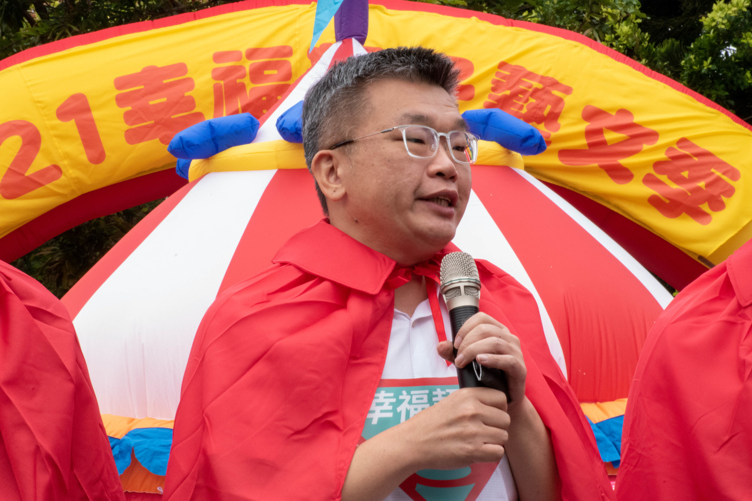 蔡其昌化身幸福超人。 圖:蔡其昌辦公室/提供 蔡其昌化身幸福超人。 圖:蔡其昌辦公室/提供