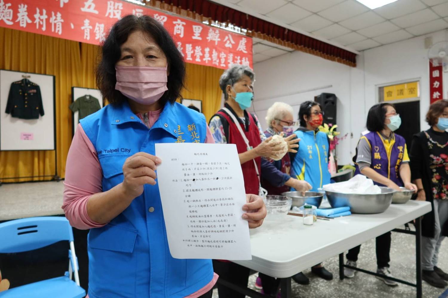 為紀錄地方珍貴回憶,蕭明霞里長積極尋地成立眷村文史館,最後選定社區活動中心展出上千件陸海空文物。 圖:新北市民政局提供 為紀錄地方珍貴回憶,蕭明霞里長積極尋地成立眷村文史館,最後選定社區活動中心展出上千件陸海空文物。 圖:新北市民政局提供