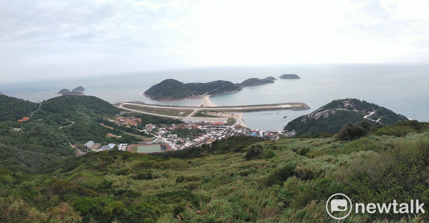 從壁山可以遠眺北竿機場及大坵島。 唐復年/攝 從壁山可以遠眺北竿機場及大坵島。 唐復年/攝