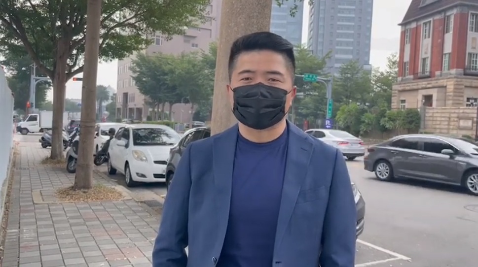 參加中二補選的國民黨前立委顏寬恒遭爆料住台中七期豪宅,不住在沙鹿在地。顏寬恒親自出面回應。 圖:顏寬恒服務處提供影片截圖 參加中二補選的國民黨前立委顏寬恒遭爆料住台中七期豪宅,不住在沙鹿在地。顏寬恒親自出面回應。 圖:顏寬恒服務處提供影片截圖