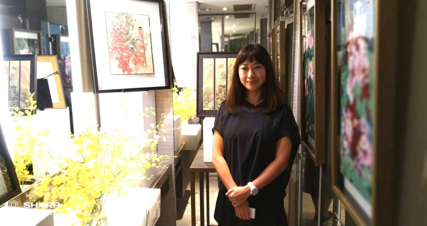 麥克道夫畫廊負責人王美蓮親自導覽。 圖:孫家銘攝 麥克道夫畫廊負責人王美蓮親自導覽。 圖:孫家銘攝