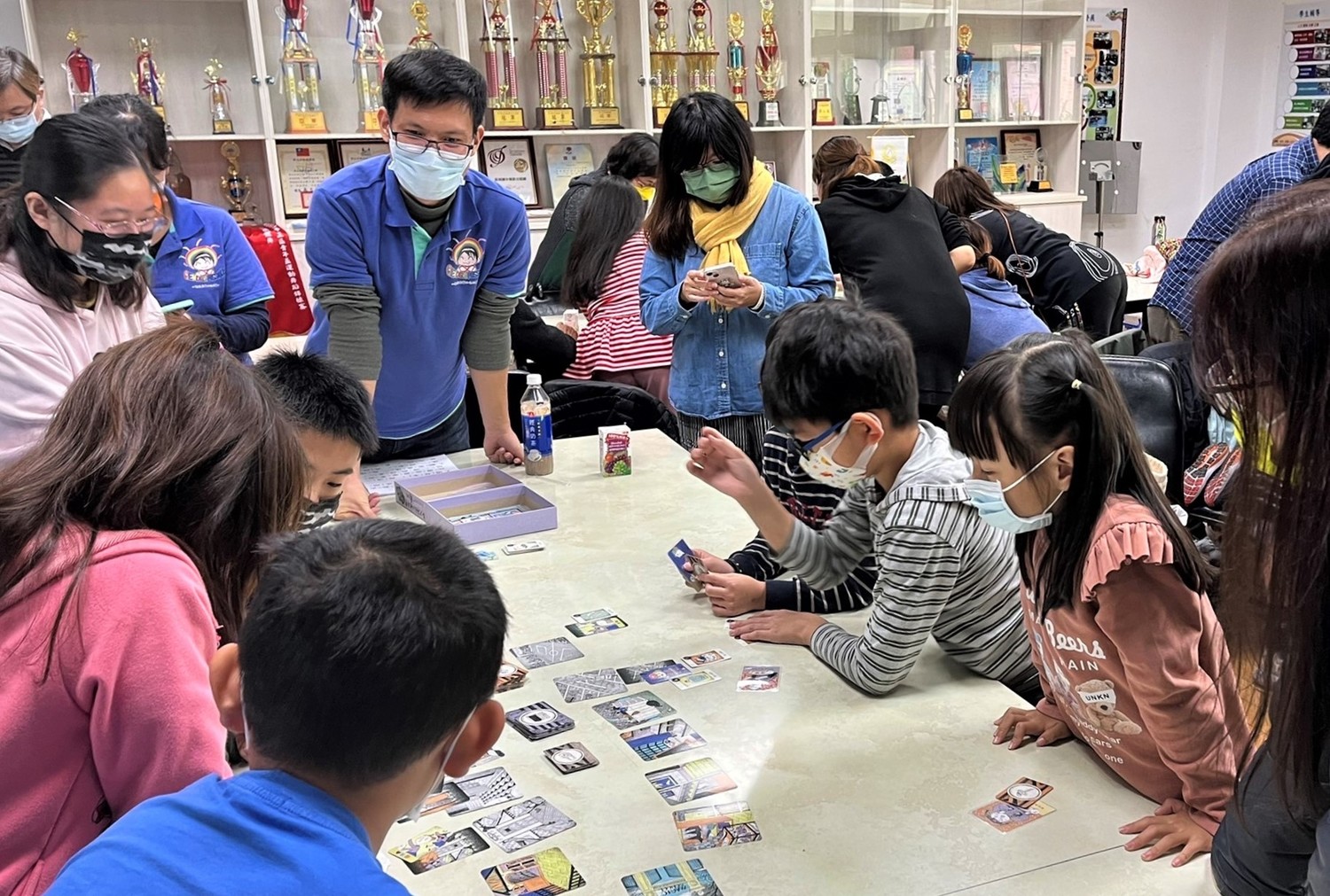 輔導團教師引導親子進行桌遊,學生與家長皆摩拳擦掌、避開危險破關。 圖:新北市教育局提供 輔導團教師引導親子進行桌遊,學生與家長皆摩拳擦掌、避開危險破關。 圖:新北市教育局提供