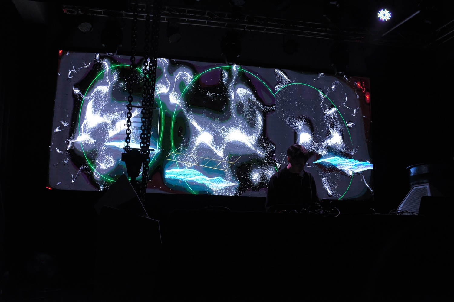 北台灣首度舉辦的「波響—AudioVisual數位音像表演」邀請6組藝術家以淡水山水風光融合古蹟群的文化底蘊,利用影像結合聲音連動演出全新的內容。 圖:淡水古蹟博物館提供 北台灣首度舉辦的「波響—AudioVisual數位音像表演」邀請6組藝術家以淡水山水風光融合古蹟群的文化底蘊,利用影像結合聲音連動演出全新的內容。 圖:淡水古蹟博物館提供