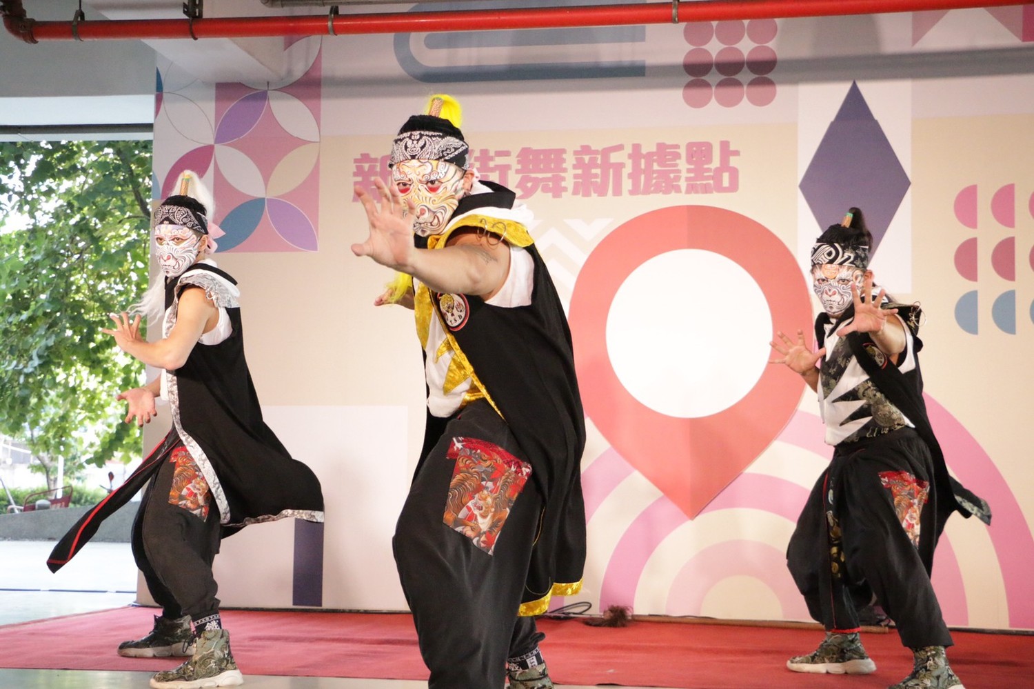鐵四帝文化藝術團,帶來融入傳統民俗陣頭的官將首街舞表演。 圖:新北市文化局提供 鐵四帝文化藝術團,帶來融入傳統民俗陣頭的官將首街舞表演。 圖:新北市文化局提供