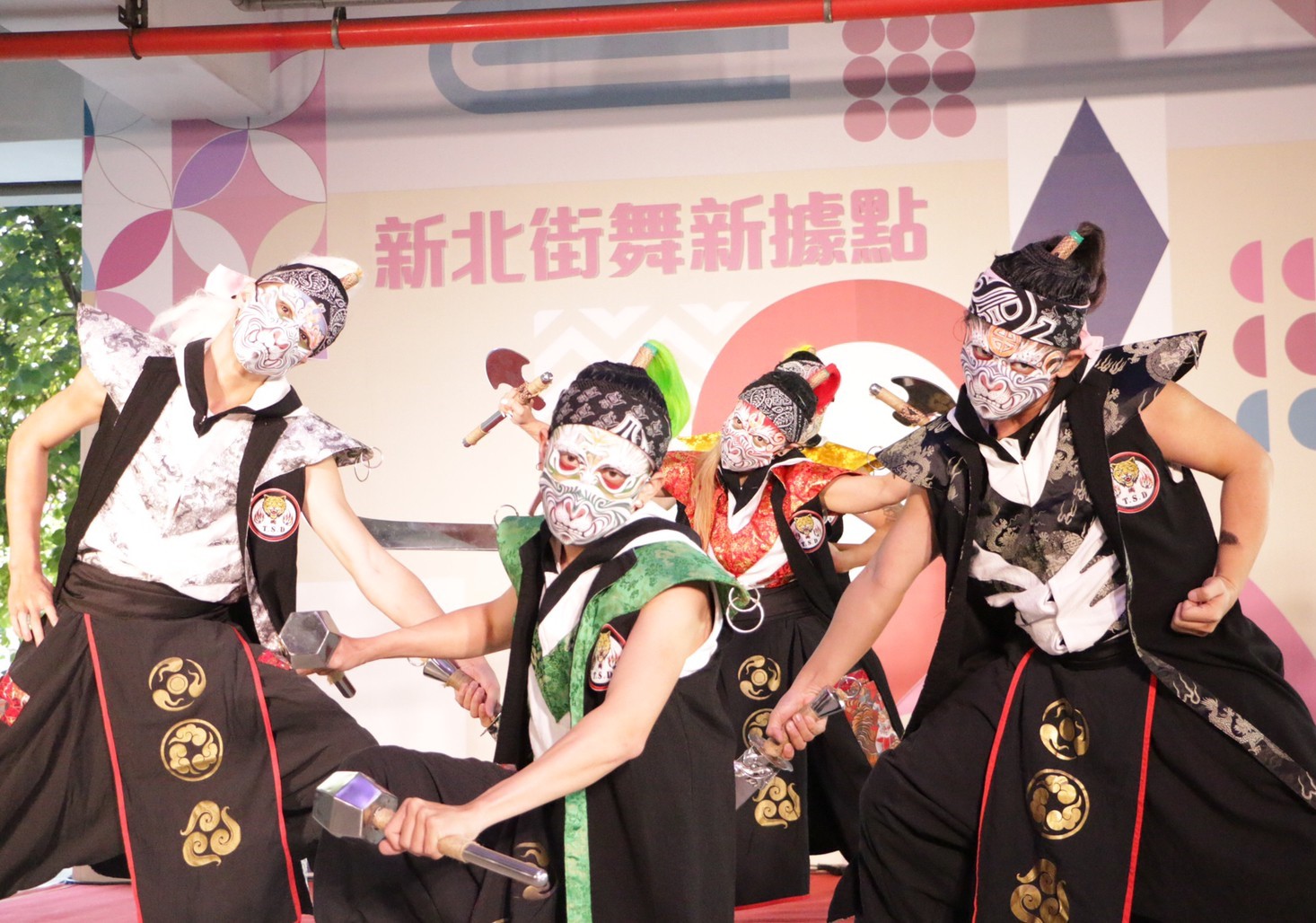 鐵四帝文化藝術團為新莊「FUN舞空間」美化啟用帶來精采表演。 圖:新北市文化局提供 鐵四帝文化藝術團為新莊「FUN舞空間」美化啟用帶來精采表演。 圖:新北市文化局提供