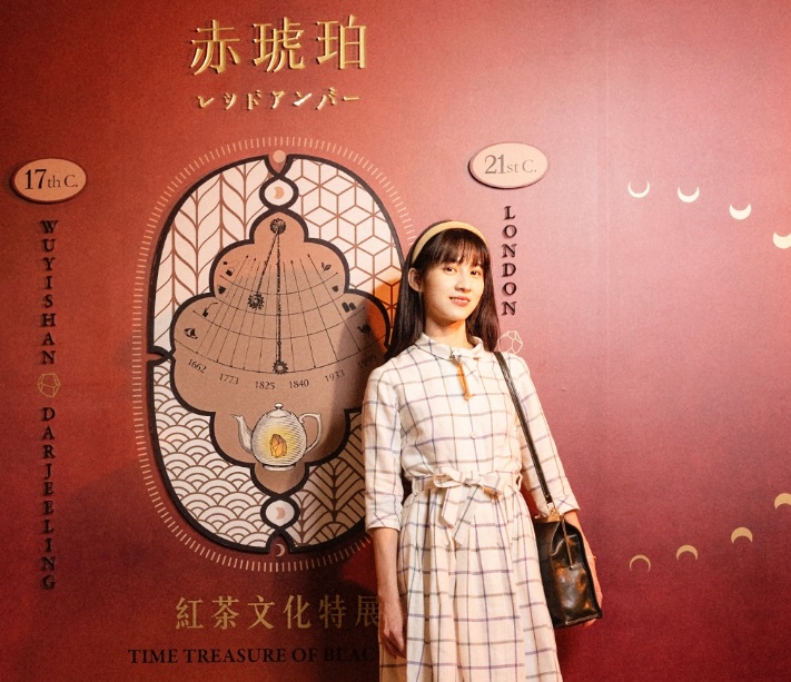 《茶金》女主角連俞涵前往茶博館觀賞「赤琥珀特展」。 圖:新北市文化局提供 《茶金》女主角連俞涵前往茶博館觀賞「赤琥珀特展」。 圖:新北市文化局提供