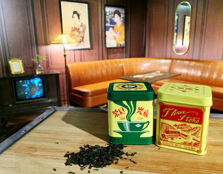「赤琥珀特展」介紹姜阿新家族傳奇,展出姜家「永光紅茶」茶罐。 圖:新北市文化局提供 「赤琥珀特展」介紹姜阿新家族傳奇,展出姜家「永光紅茶」茶罐。 圖:新北市文化局提供
