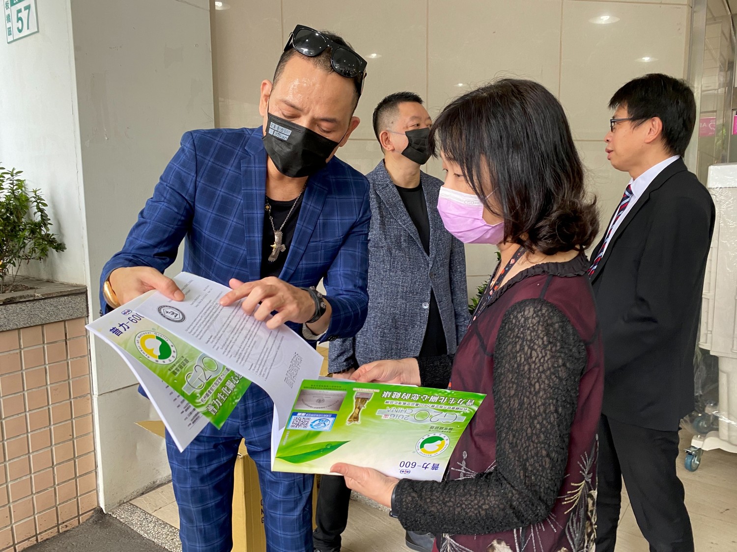 吳吳詔豪說明消毒碇使用方式。 圖:新北市環保局 / 提供 吳吳詔豪說明消毒碇使用方式。 圖:新北市環保局 / 提供