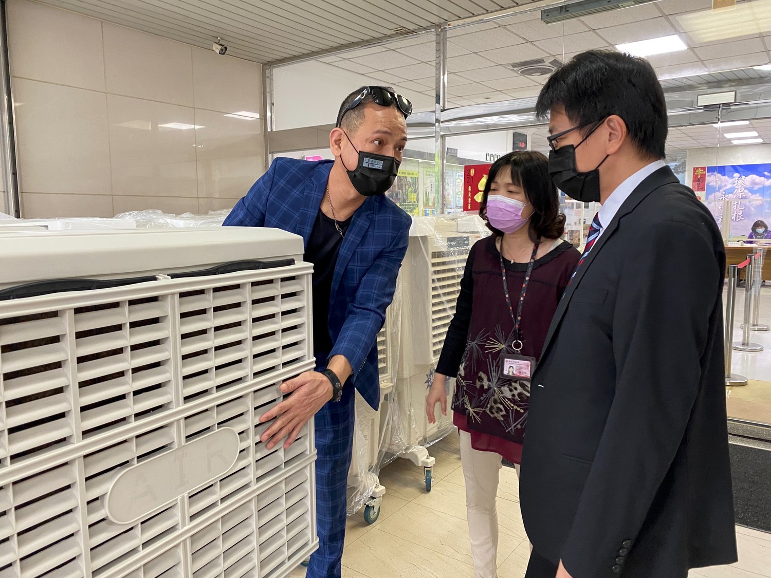 武商集團總裁吳詔豪介紹水冷善使用方式。 圖:新北市環保局 / 提供 武商集團總裁吳詔豪介紹水冷善使用方式。 圖:新北市環保局 / 提供