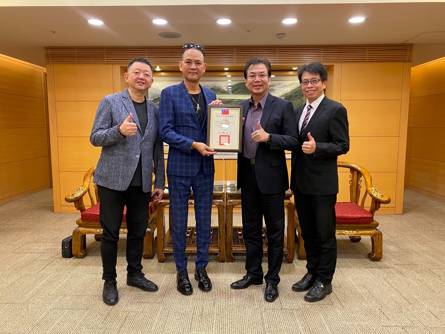 劉和然代表市府致贈感謝狀予武商集團。 圖:新北市環保局 / 提供 劉和然代表市府致贈感謝狀予武商集團。 圖:新北市環保局 / 提供