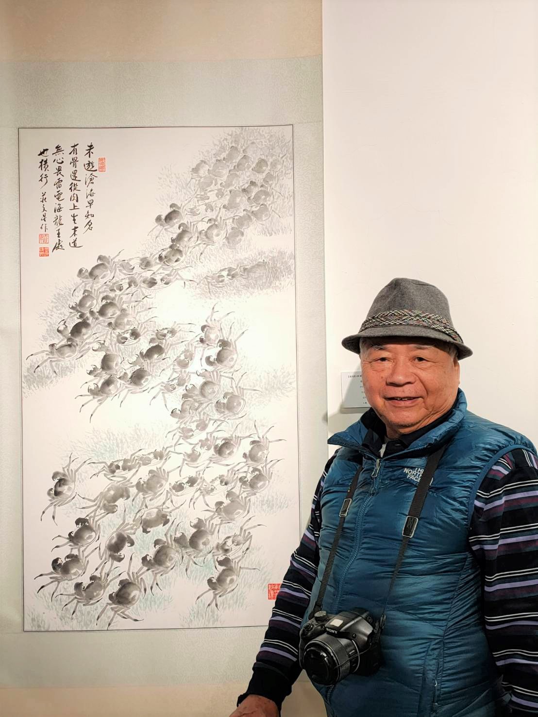 藝師莊武男平時也創作水墨畫、書法、陶板畫等作品,自學而成,帶入傳統彩繪元素,具強烈的個人風格。 圖:新北市文化局提供 藝師莊武男平時也創作水墨畫、書法、陶板畫等作品,自學而成,帶入傳統彩繪元素,具強烈的個人風格。 圖:新北市文化局提供