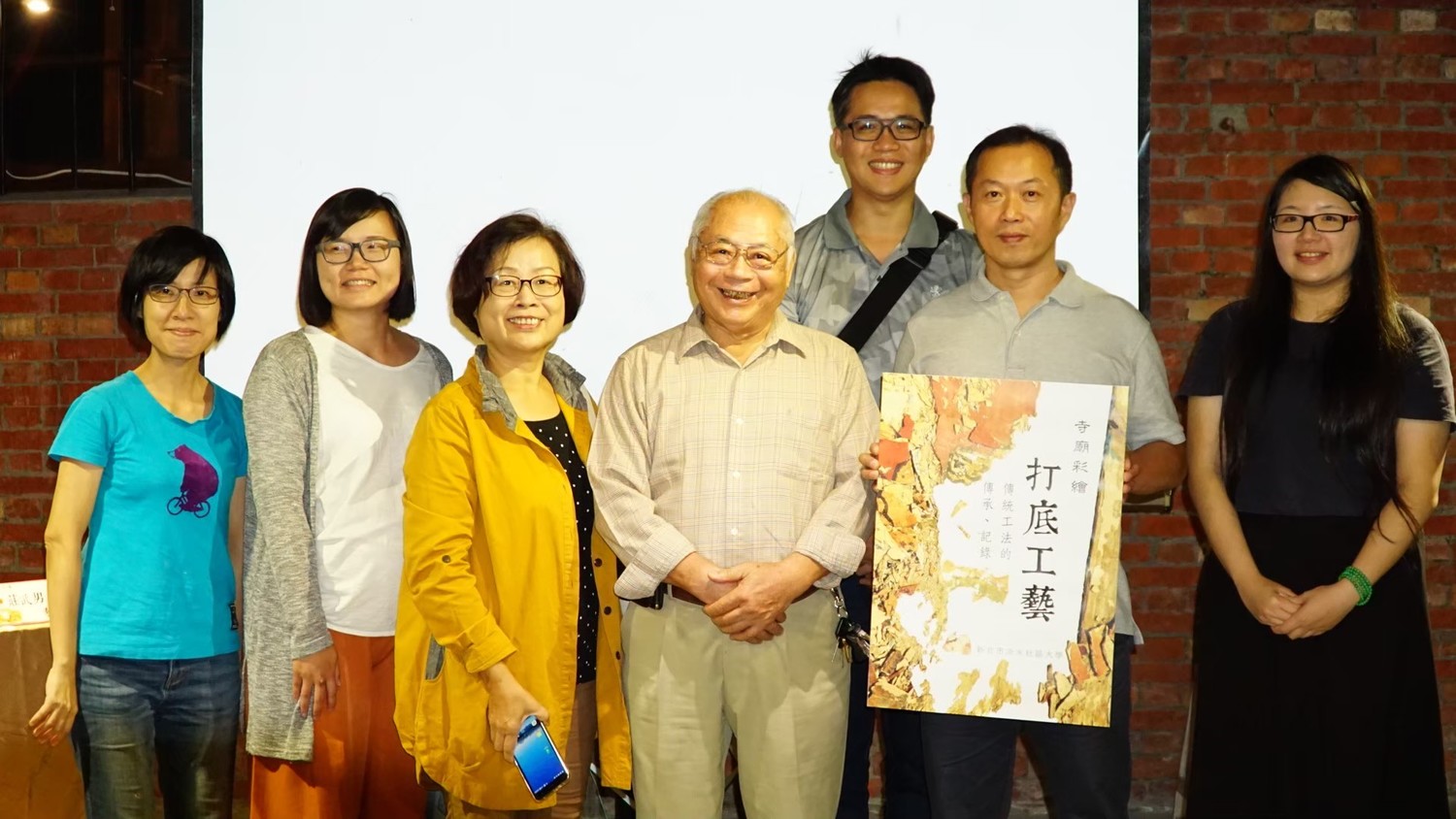 莊武男編撰打底、製筆工藝等教材,投入傳授傳統彩繪技藝。 圖:新北市文化局提供 莊武男編撰打底、製筆工藝等教材,投入傳授傳統彩繪技藝。 圖:新北市文化局提供