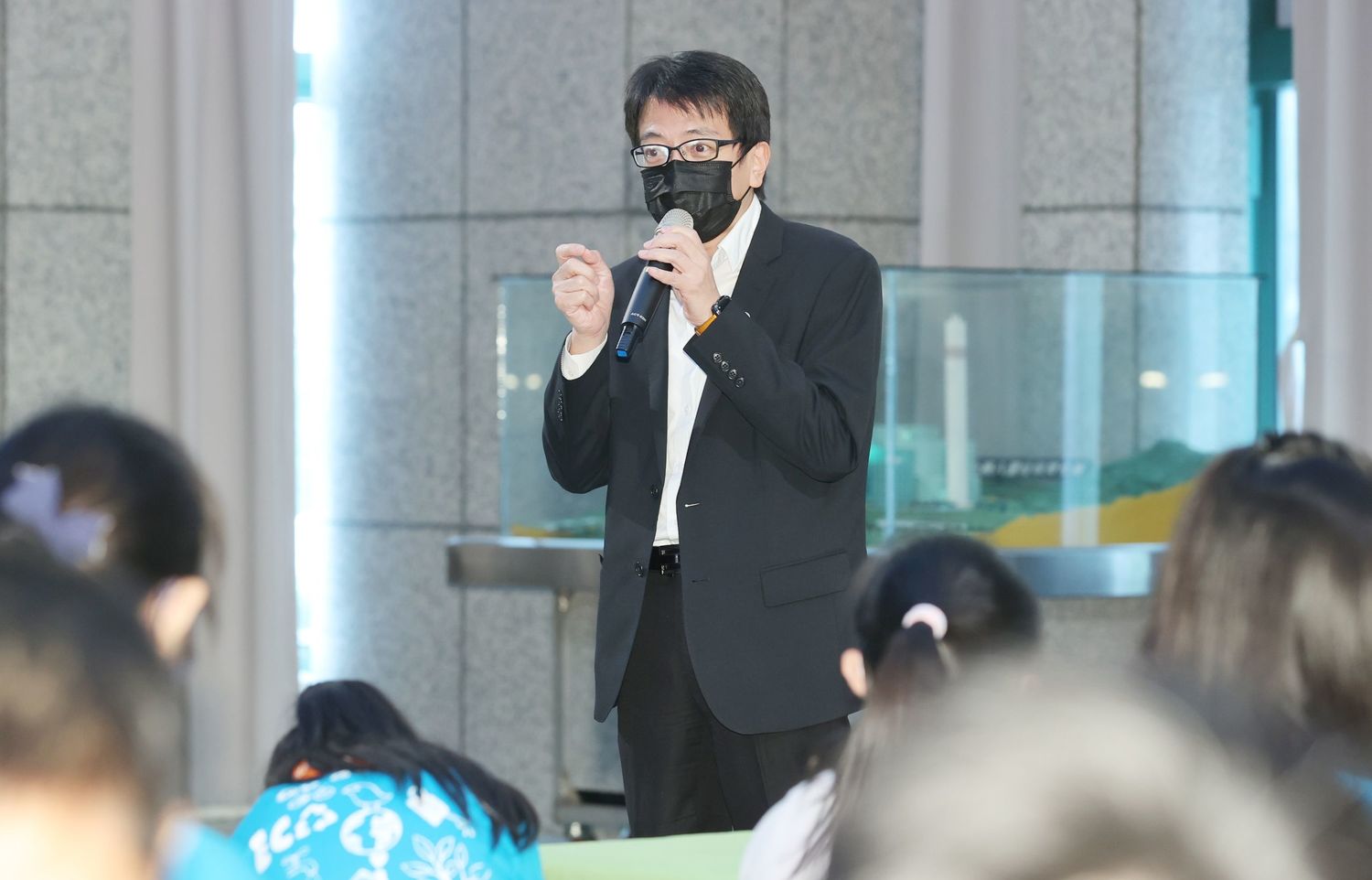 環保局長程大維表示,這次課程特別以城市盤查的部門別來設計內容,結合能源、運輸、建築等面向,教導小局長淨零碳概念並藉由實際走入濕地了解碳匯意義及種類。 圖:新北市環保局提供 環保局長程大維表示,這次課程特別以城市盤查的部門別來設計內容,結合能源、運輸、建築等面向,教導小局長淨零碳概念並藉由實際走入濕地了解碳匯意義及種類。 圖:新北市環保局提供