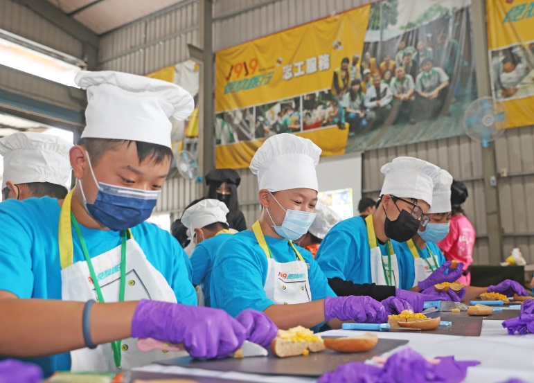 「惜食X創意」課程,讓小局長變身小廚師,利用食物銀行倉儲的格外品或過盛食材,發揮創意,製作有自我特色的惜食料理。 圖:新北市環保局提供 「惜食X創意」課程,讓小局長變身小廚師,利用食物銀行倉儲的格外品或過盛食材,發揮創意,製作有自我特色的惜食料理。 圖:新北市環保局提供