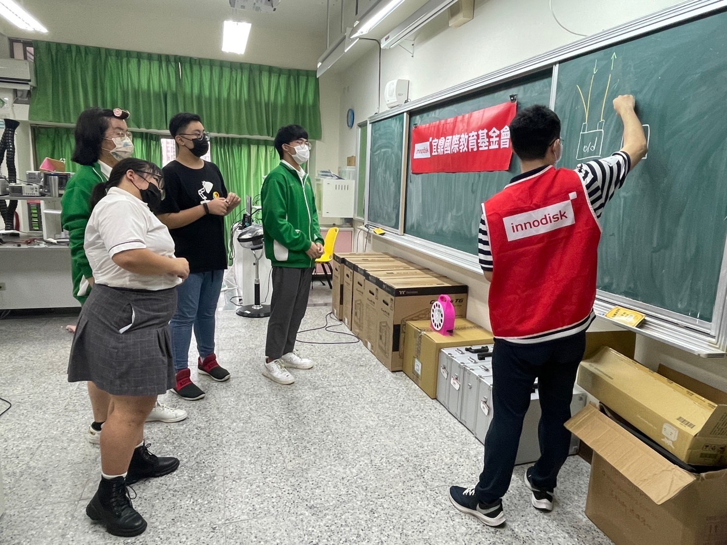 營隊邀請社區大學教授家電再生的老師及從事家電維修服務的台科大社團學生擔任老師,讓高中生體驗學習家電修繕技術。 圖:新北市環保局提供 營隊邀請社區大學教授家電再生的老師及從事家電維修服務的台科大社團學生擔任老師,讓高中生體驗學習家電修繕技術。 圖:新北市環保局提供