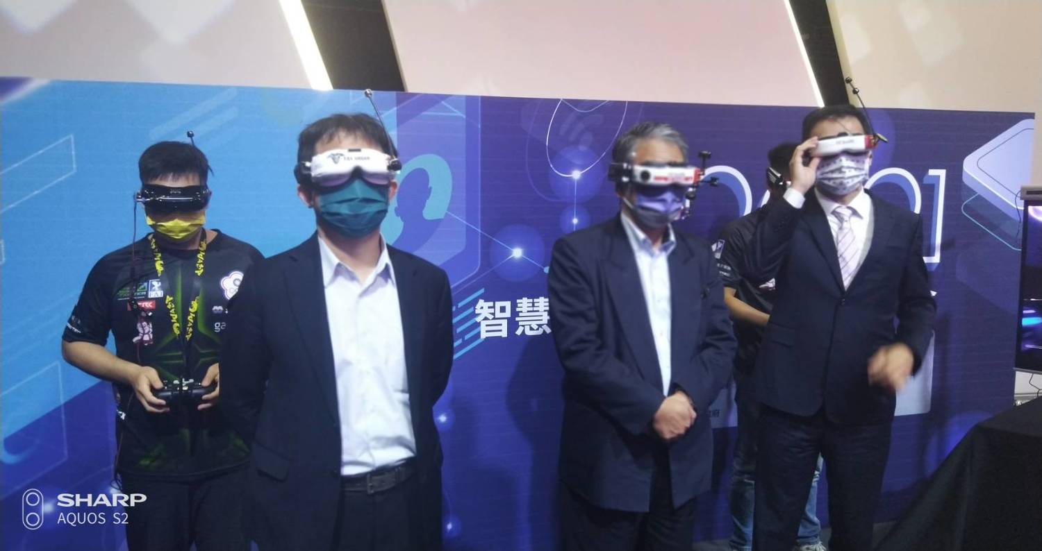 來賓體驗無人機室內電競賽道的轉播。 圖:孫家銘攝 來賓體驗無人機室內電競賽道的轉播。 圖:孫家銘攝