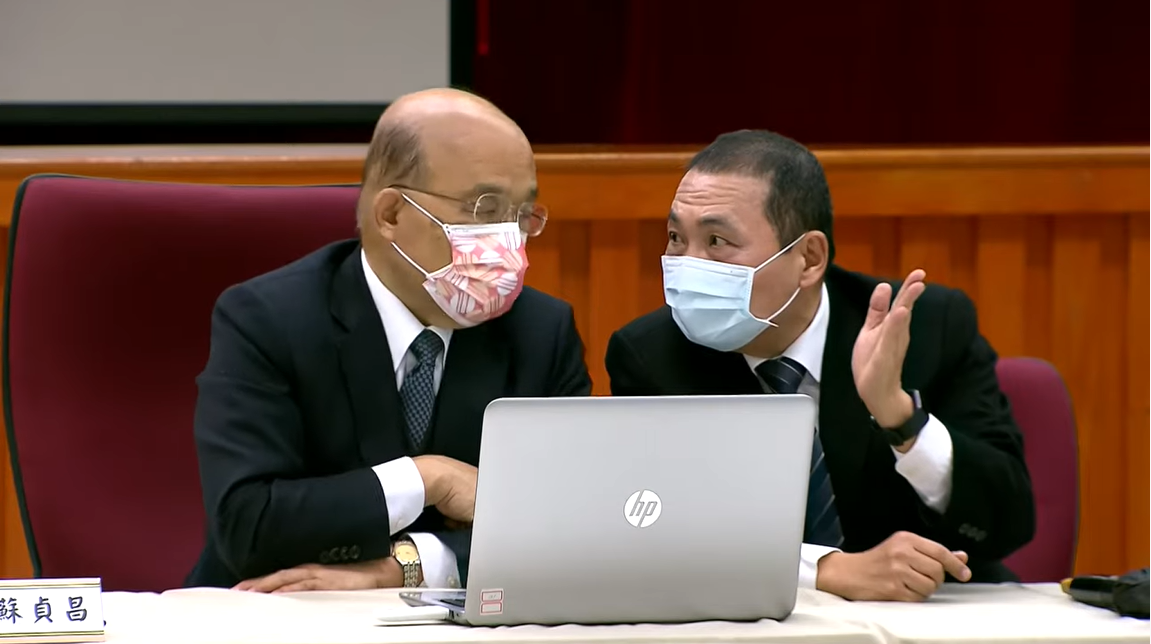 行政院長蘇貞昌今(24)天在「緝獲我國陸上最大宗海洛因毒品案」記者會中互動頻仍。 圖:擷自直播畫面 行政院長蘇貞昌今(24)天在「緝獲我國陸上最大宗海洛因毒品案」記者會中互動頻仍。 圖:擷自直播畫面
