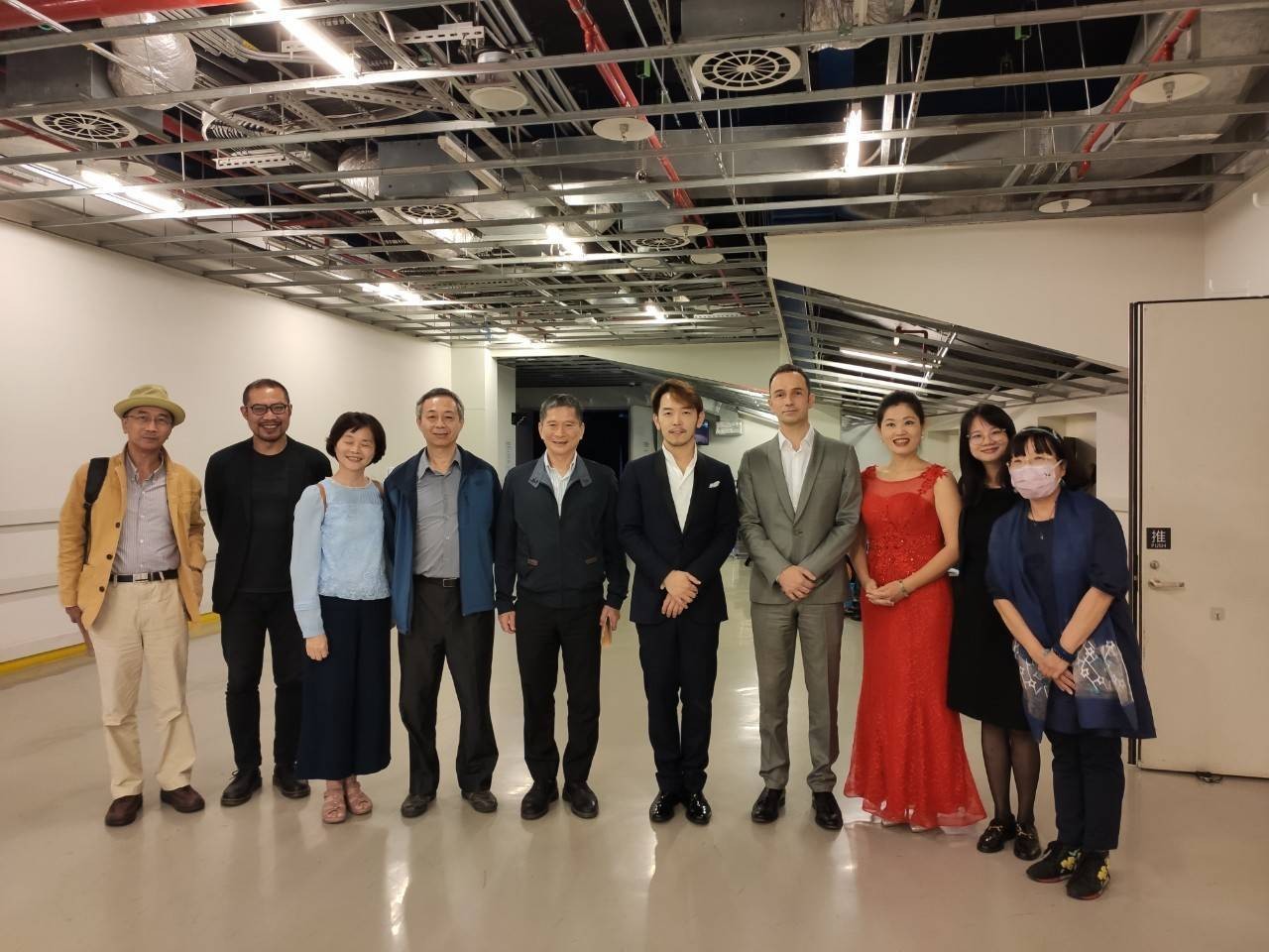 文化部長李永得出席台灣「現代民族音樂之父」郭芝苑百歲誕辰紀念音樂會,並與嚴俊傑、女高音黃莉錦與法國管風琴家Frédéric Rivoal及郭芝苑家屬合影。圖左起為:郭芝苑音樂協進會理事長蕭耀松、衛武營總監簡文彬、郭芝苑兒子郭東興與媳婦張秀雪、文化部長李永得、鋼琴家嚴俊傑、法國管風琴管風琴家 Frédéric Rivoal、女高音黃莉錦、郭芝苑音樂協進會音樂總監暨節目策劃人阮秀慈、郭芝苑音樂協進會執行長王綵嬋。 圖:郭芝苑音樂協進會提供 文化部長李永得出席台灣「現代民族音樂之父」郭芝苑百歲誕辰紀念音樂會,並與嚴俊傑、女高音黃莉錦與法國管風琴家Frédéric Rivoal及郭芝苑家屬合影。圖左起為:郭芝苑音樂協進會理事長蕭耀松、衛武營總監簡文彬、郭芝苑兒子郭東興與媳婦張秀雪、文化部長李永得、鋼琴家嚴俊傑、法國管風琴管風琴家 Frédéric Rivoal、女高音黃莉錦、郭芝苑音樂協進會音樂總監暨節目策劃人阮秀慈、郭芝苑音樂協進會執行長王綵嬋。 圖:郭芝苑音樂協進會提供